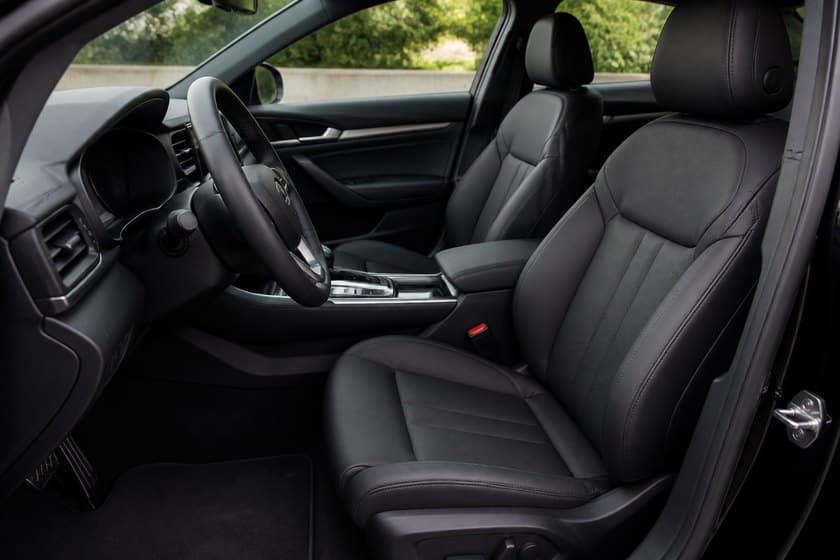 Habitacle de voiture avec sièges et volant