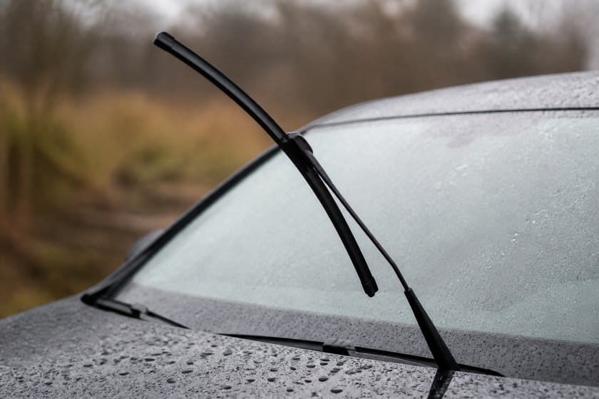 Pare-brise de voiture avec balai d'essuie-glace et gouttes d'eau
