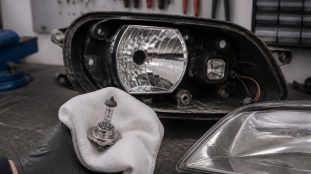 Une ampoule de phare porte toujours un code précis, gravé sur son culot. Apprendre à le lire &eacut